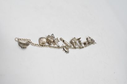 null CHINE - XXe siècle

Petit bracelet en métal argenté comprenant douze petits...