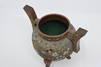  Chine XXème 
Pot couvert en cuivre à décor floral en émaux cloisonnés, prise en...