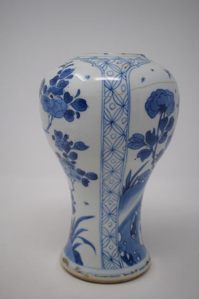 null CHINA - About 1900.

Porcelain vase of meiping form, with white-blue decoration...
