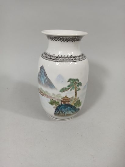 null CHINA - Modern

A polychrome printed and enamelled porcelain flared neck vase...