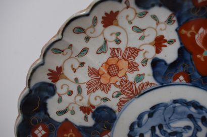 null Deux assiettes style Imari, les bords polylobés.

Marque sur le dessous de l'une.

D.:...