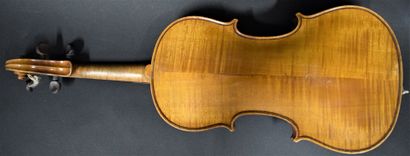 null Violon de facture allemande,

Etiquette apocryphe de Stradivarius,

354 mm

Avec...