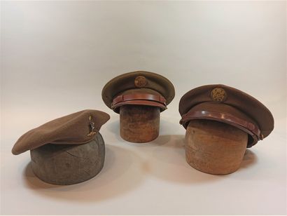 null Lot of three American headgear: Two caps model troop in wool olive drape with...