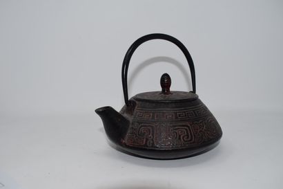 null CHINA

Cast iron teapot decorated with geometrical patterns.

H. 15cm.

Wear...