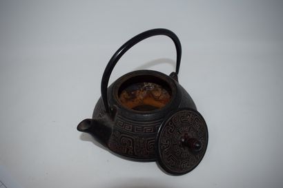 null CHINA

Cast iron teapot decorated with geometrical patterns.

H. 15cm.

Wear...