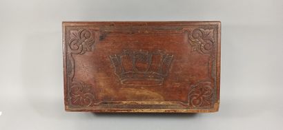 null PAPER BOX.

Rectangular shape, in walnut, with carved decoration on the lid...