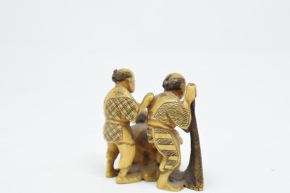 null JAPAN - 20th century

Ivory netsuke carved with a group of fishermen 

H. 5...