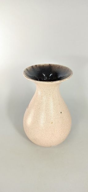 null ACCOLAY (1948 -1980)

Lot of five pieces including a black vase, circa 1950.

Chamotte...