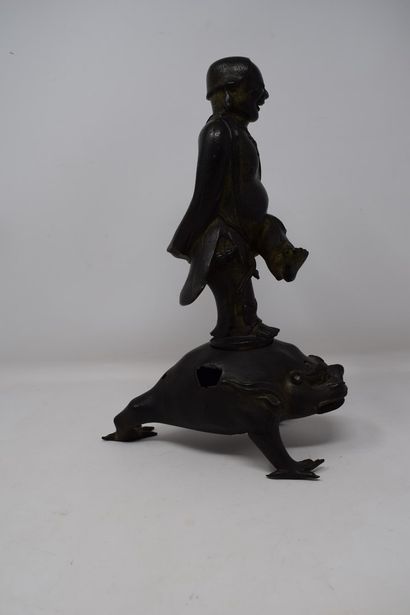 null CHINA- 19th century

Bronze group representing a character on a tripod flag....
