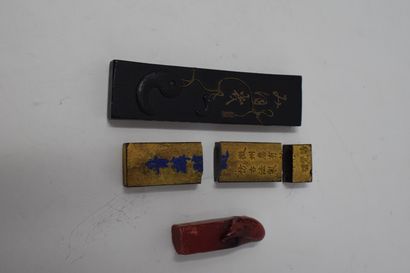null CHINA, 20th century

Ink sticks with calligraphy decoration.

One damaged.