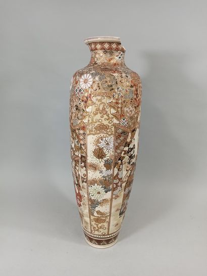 null JAPAN - Late 19th century

Pair of large Satsuma vases

Height: 63 cm

Accidents...