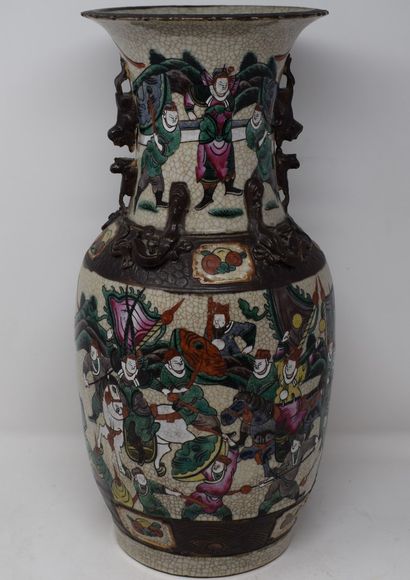 null CHINE, Nankin - Fin XIXème siècle 

Paire de vases en grès et émaux polychromes...