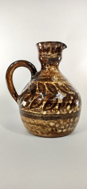 null PEROT Monique and Robert (born in 1931)

Lot of two jugs.

Vallauris clay, handwritten...