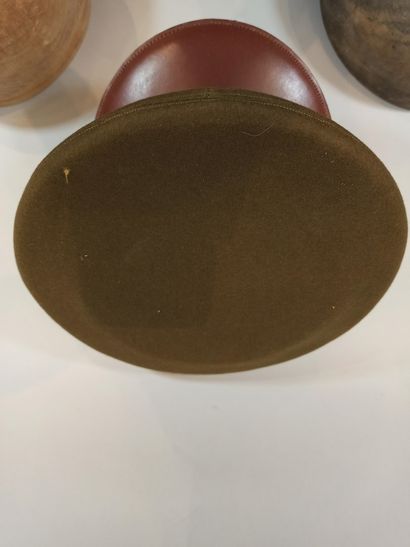 null Lot of three American headgear: Two caps model troop in wool olive drape with...