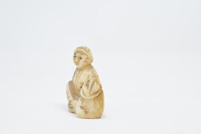 null JAPON - XXème siècle

Nestuke en ivoire sculpté d' homme à l'éventail

H. 3...
