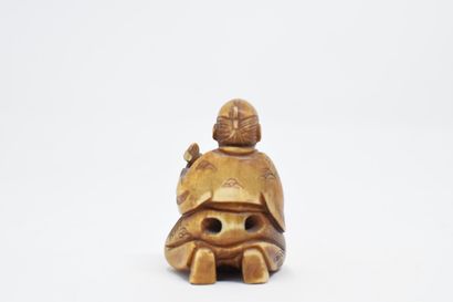 null JAPON - XXème siècle

Netsuke en ivoire sculpté d'un pêcheur au panier 

H....