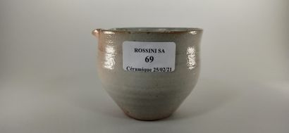 null PIGOTT Gwyn Hanssen (1935-2013)

Stoneware bowl with white/grey glazed spout....