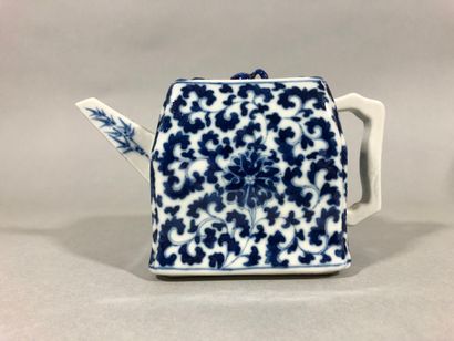 null CHINA, 20th century

A square porcelain teapot with blue underglaze decoration...