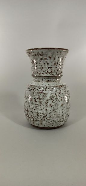 null GRANET (20th century)

Lot of two pieces :

- Vase - Pique-fleurs.

Vallauris...