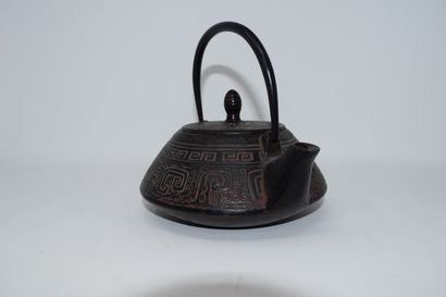 null CHINA

Cast iron teapot decorated with geometrical patterns.

H. 15cm.

Wear...