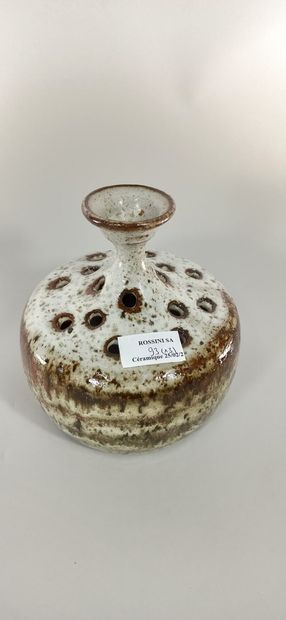 null GRANET (XXe siècle)

Lot de deux pièces :

- Vase - Pique-fleurs.

Terre de...