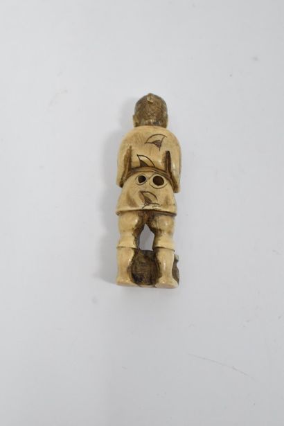 null JAPON - XXème siècle

Netsuke en ivoire sculpté d'un homme au lapin 

H. 5 ...