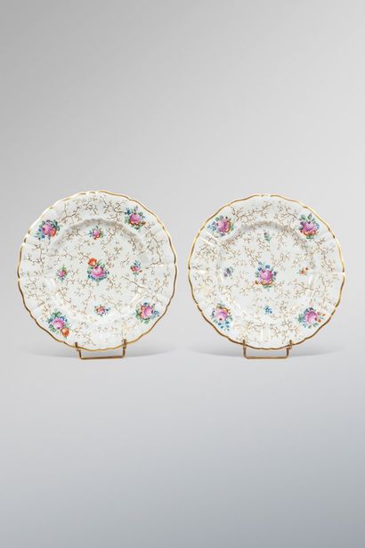 null PAIR OF PORCELAIN DESSERT PLATES. 

Round shape, with a central decoration of...