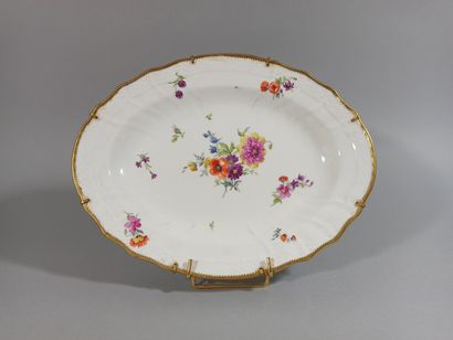 null PORCELAIN SERVING DISH. 

Oval shape, decorated with polychrome flowers, edged...