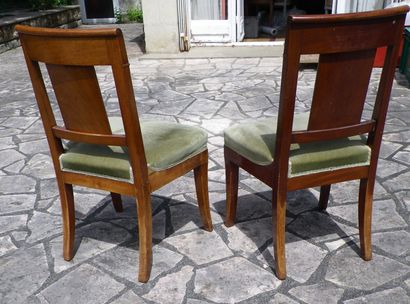 null Suite of ten mahogany and mahogany veneer chairs upholstered in green velvet.

Height...