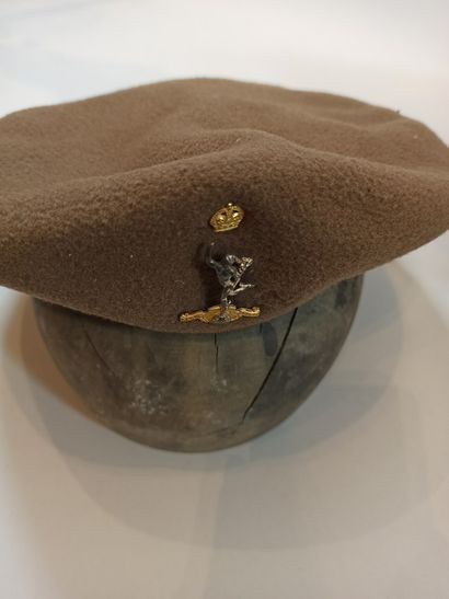 null Lot of three American headgear: Two caps model troop in wool olive drape with...