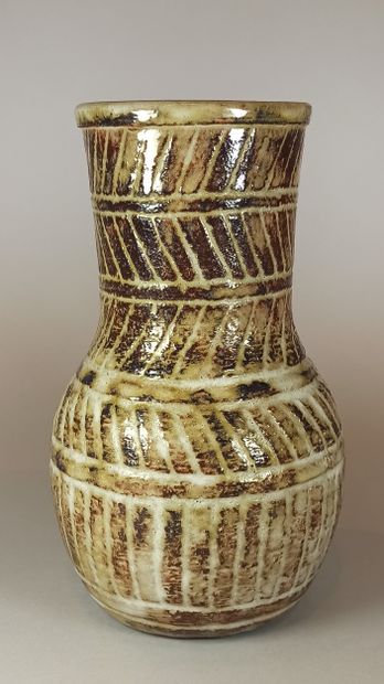 null 
PETTIT Olivier (1918-1979)





Enamelled earthenware vase decorated with vertical...