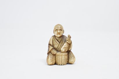 null JAPAN - 20th century

Carved ivory netsuke of a fisherman with a basket 

H....