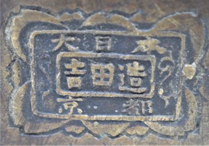 null CHINE - Début XXème siècle

Cache pot en bronze à patine brune de forme quadrilobé...