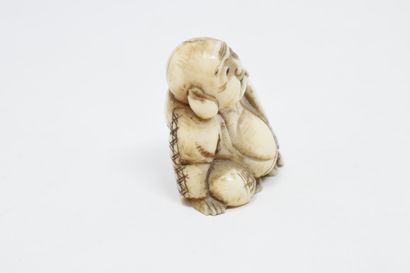 null JAPAN - 20th century

Ivory netsuke carved with a Buddha on a screen 

H. 2,5...