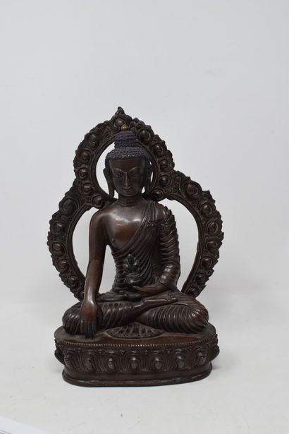 null NEPAL, XXème siècle,

Lot composé de deux buddhas, le premier en alliage de...