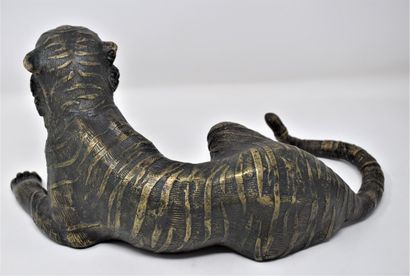 null JAPON

Tigre en bronze à patine dorée

H.: 16 cm - L.: 34 cm

Usures et oxydation...