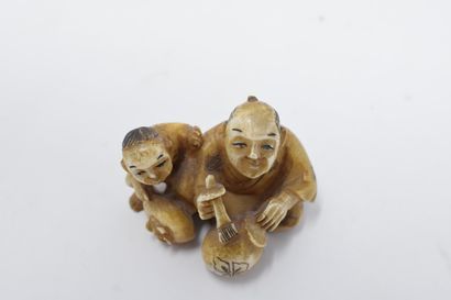 null JAPAN - 20th century

Ivory Netsuke man and child with brush and jar

H. 3 ...