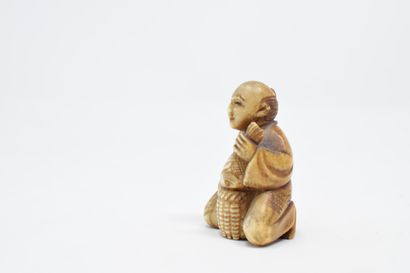 null JAPON - XXème siècle

Netsuke en ivoire sculpté d'un pêcheur au panier 

H....