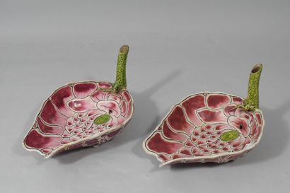 null CHINA, Early 20th century.

Two pink and green enamelled porcelain cups in the...