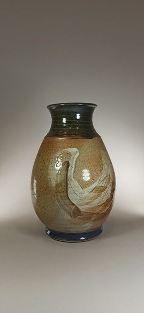 null VOLKOFF Vladimir 



Stoneware vase decorated with hens. Height : 25 cm. Stamp...