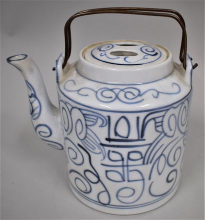null SOUTH EAST ASIA- Early 20th century.

Porcelain teapot with white-blue stylized...