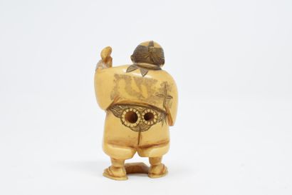 null JAPAN - 20th century

Ivory netsuke carved with a man with calligraphy paper...