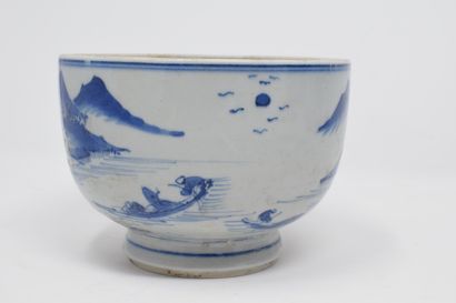 null CHINA, 20th century

Lot composed of a bowl, a teapot and a bottle in porcelain...