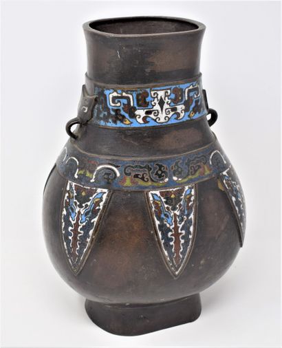 null CHINA - 19th century

Hu-shaped vase in bronze and cloisonné enamels. 

Hollow...