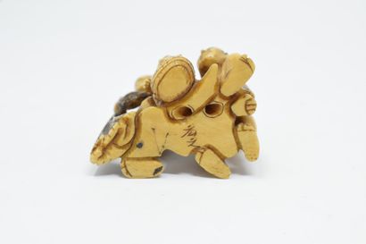 null JAPON - XXème siècle

Netsuke en ivoire sculpté d'un groupe de pêcheurs 

H....