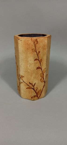 null LEDUC Raymonde (born in 1929)

Lot of four vases with leaves decoration.

Stoneware,...