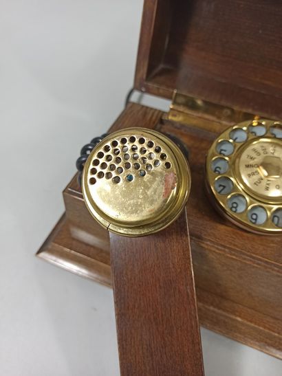 null Marine telephone with dial in its wooden case 

31x17cm

Veneer skip and ox...