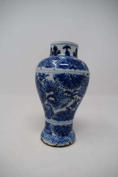 null CHINE - XXème siècle.

Petit vase balustre à décor blanc bleu de fleurs.

Egrenure...