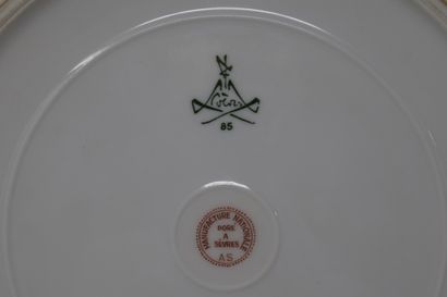 null SEVRES 

Plate in white porcelain, the wing decorated with a plant frieze in...