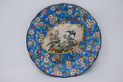 null 
LONGWY




TROIS assiettes en faïence en émaux cloisonnés l'aile chantournée,...